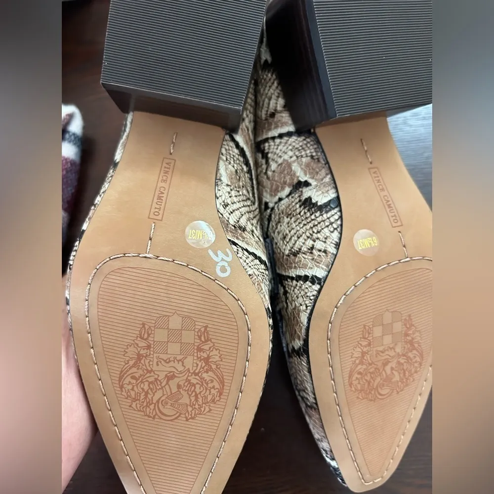 Vince Camuto 6.5 leather stacked heel shoes. - Image 3