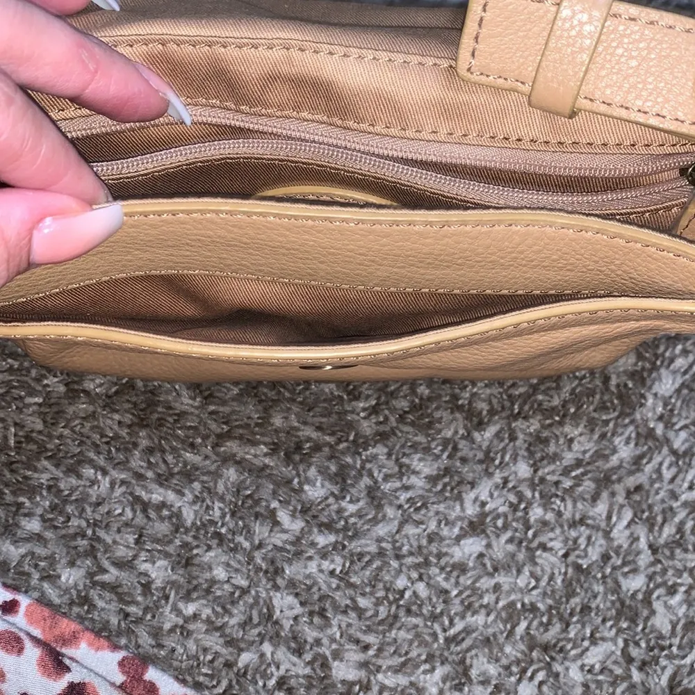 Fossil camel tan color cowhide leather fold over crossbody bag lots of details - Image 9