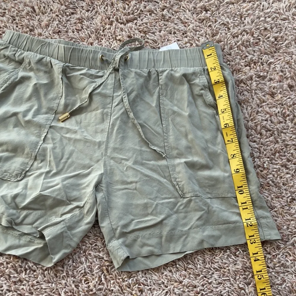 Michael Kors deep pocket draw string shorts in khaki green sz S GUC - Image 9