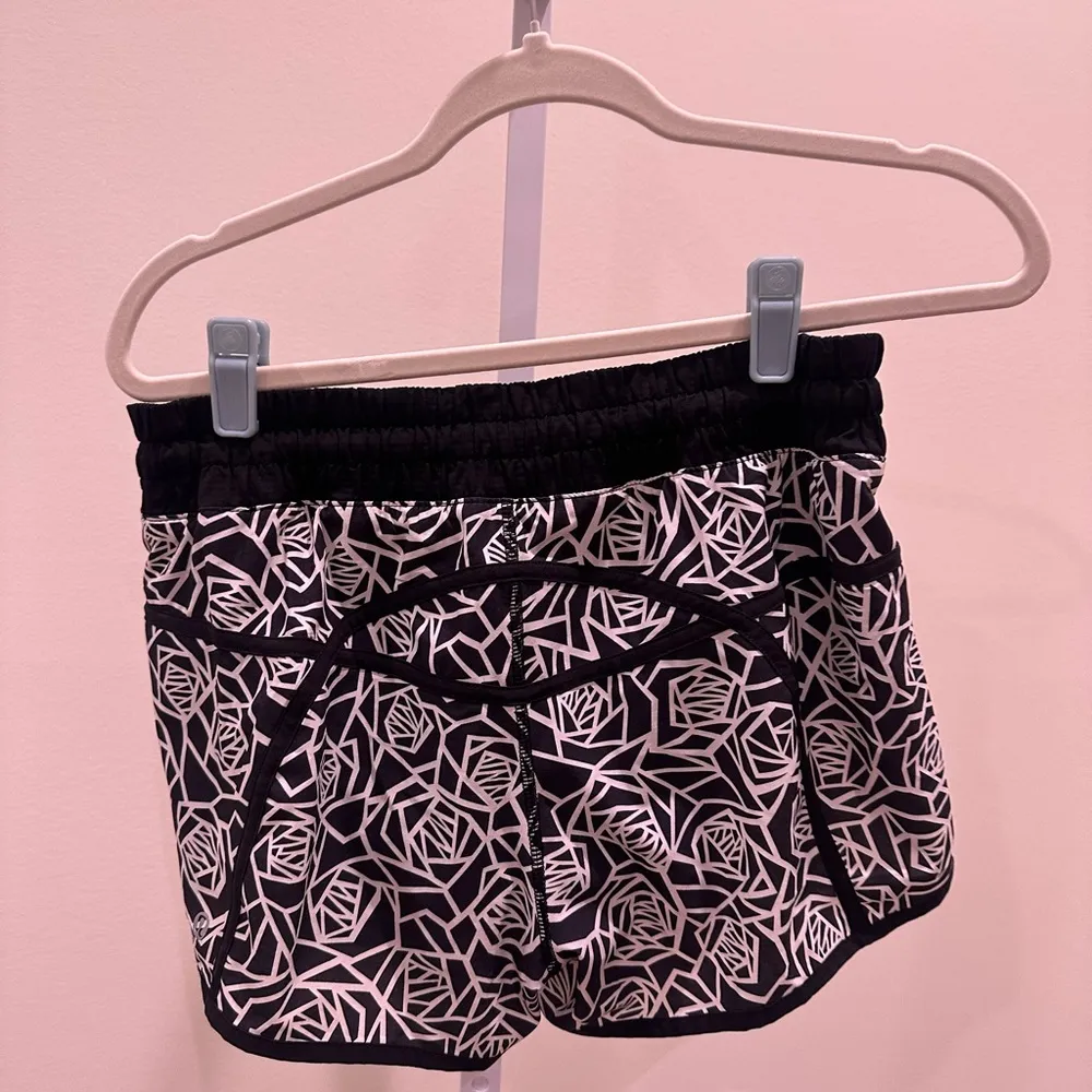 Lululemon Track That High-Rise 3” Shorts – Black White Pattern, Size 6, GUC - Image 7