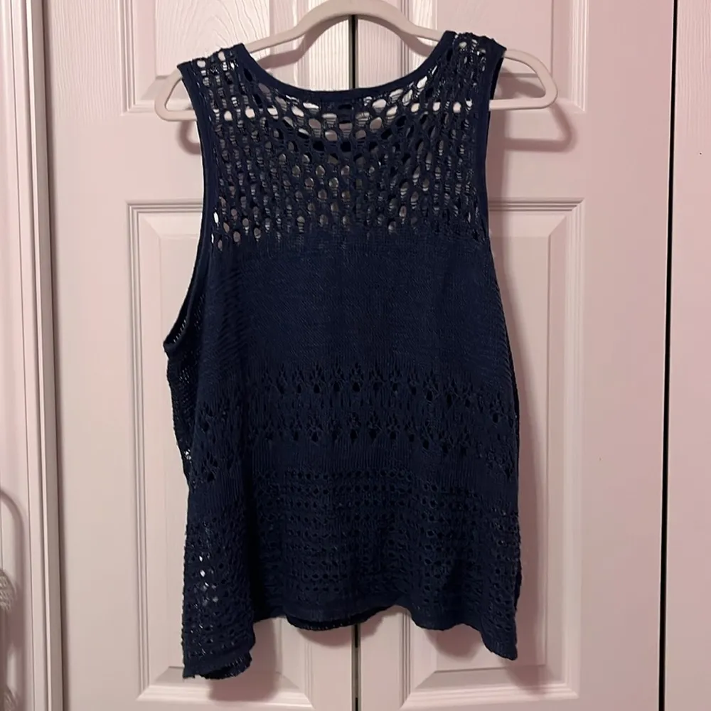 Navy Sleeveless Crochet Top - Image 4