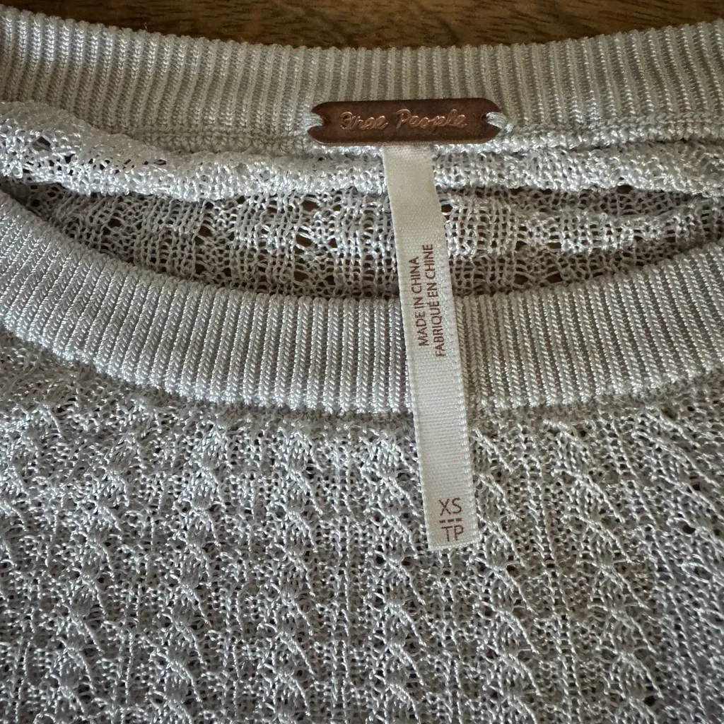 Free People Cropped knit Sweater in XS
Stylish Gray Knit Sweater - Image 4
