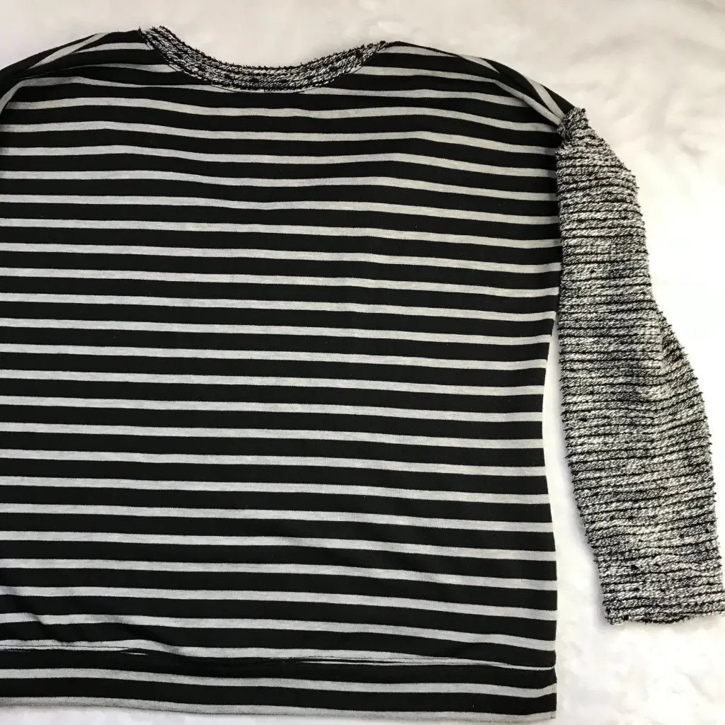 Sanctuary Women's Oversized V-Neck Knit Top Boxy‎ Size Small Black White Striped - Image 4