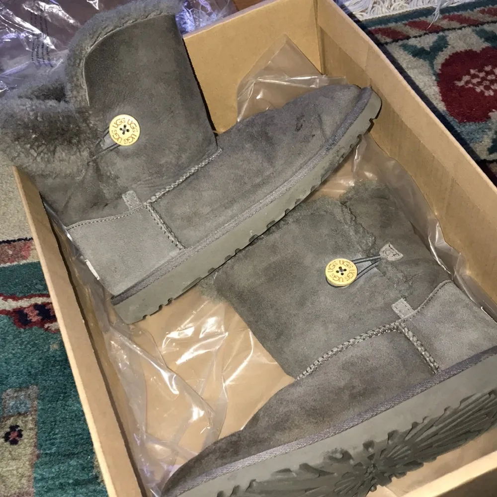 UGGS - short gray with button - Image 2