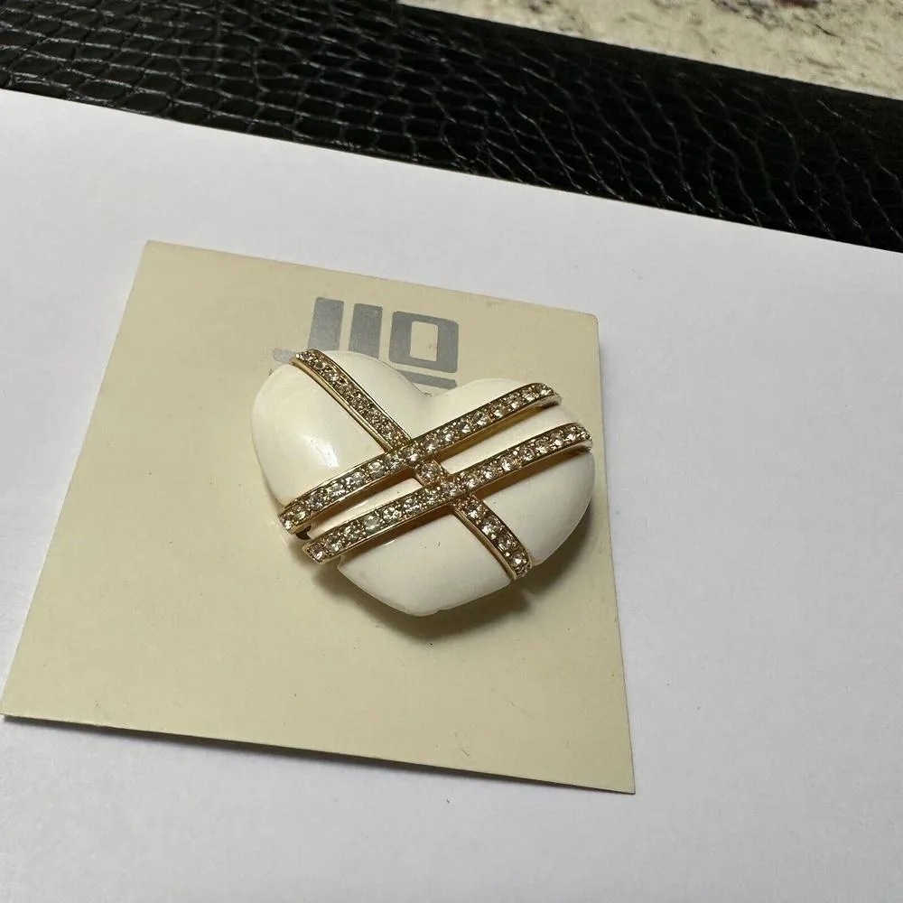 JLO Jennifer Lopez Gold Tone & Rhinestone White Heart NWT Brooch Pin MSRP $25 - Image 3