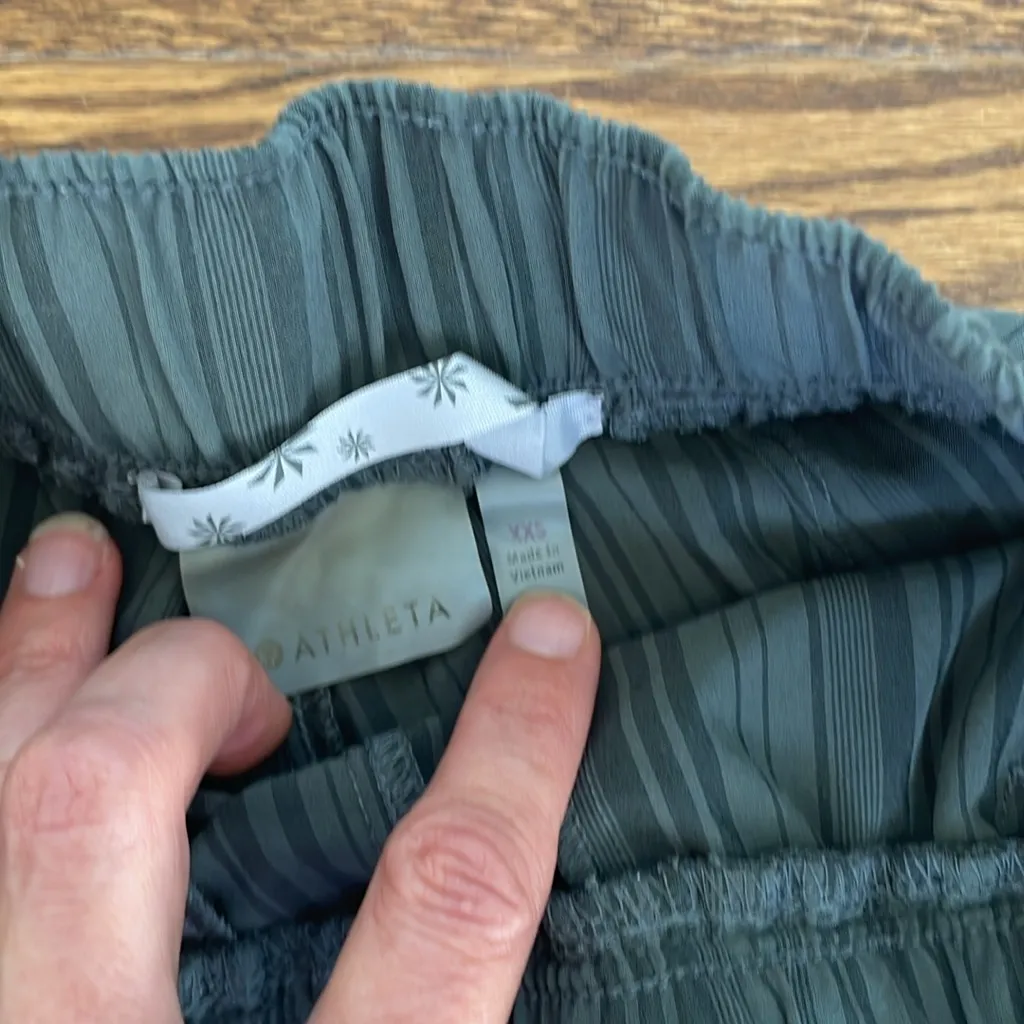 Athleta Running Sway Shorts Olive Green with Gray Vertical Stripes Size XXS - Image 3