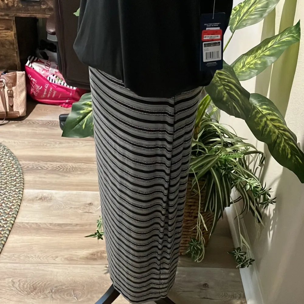 Old Navy B/W Stretch Skirt midi - Image 3