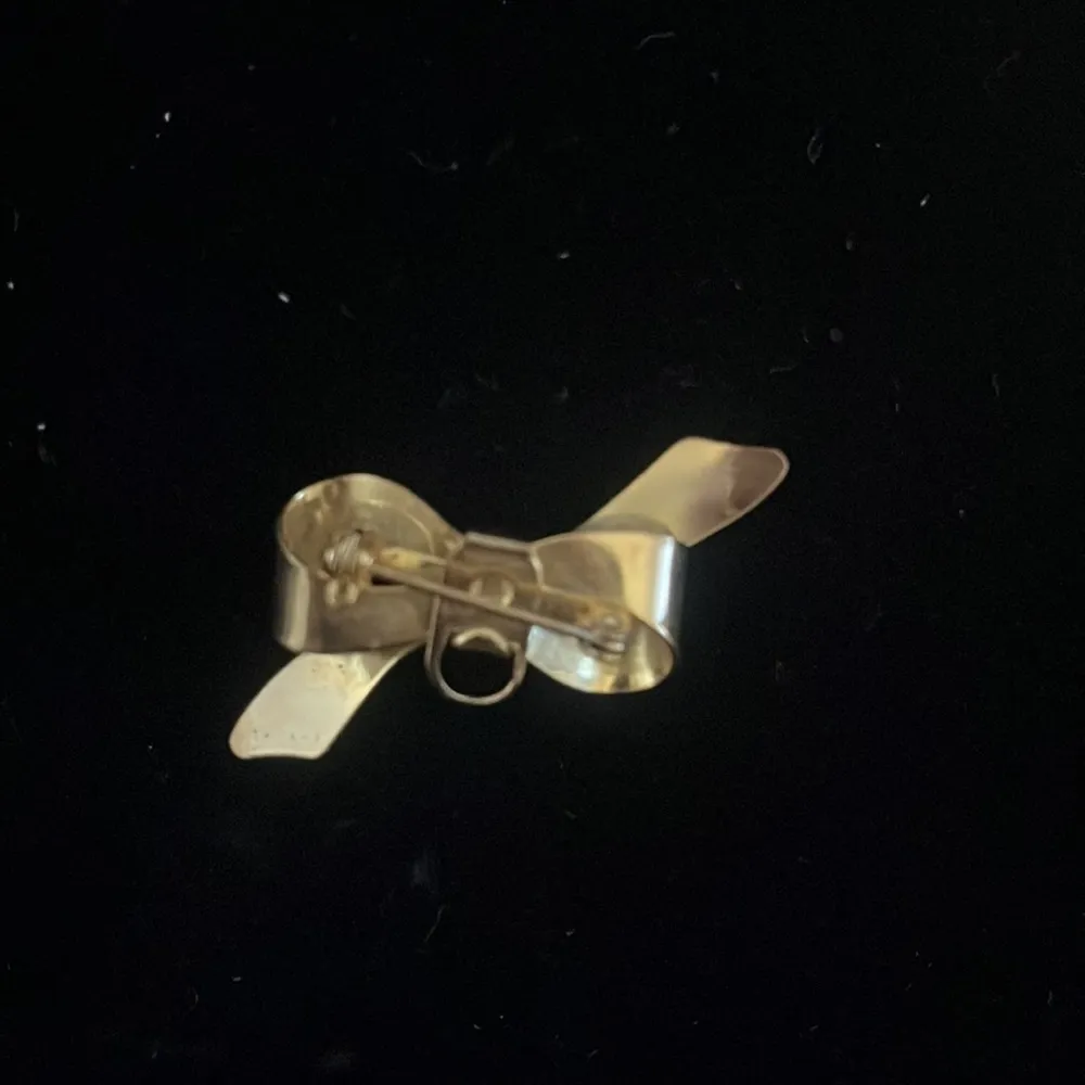 Metal bow brooch with ring to hang a crystal or anything you like. - Image 3