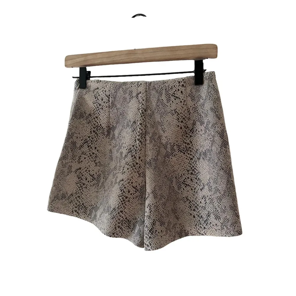 DO+BE  Faux Suede Leather Skort Beige and Black Size Small - Image 2