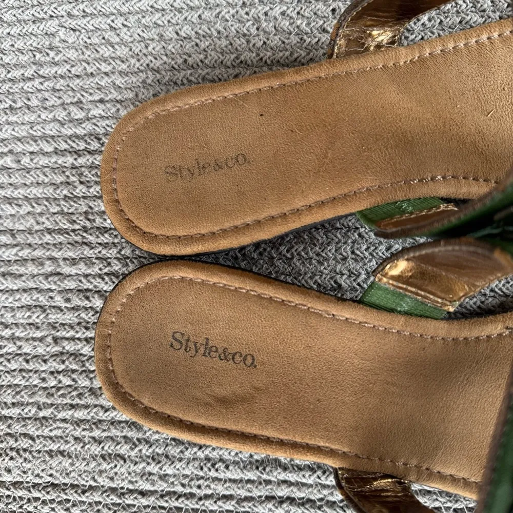 Vtg Y2K 90’s Style & Co. Green Metal Decal Embellished T Strap Flat Sandals Sz 9 - Image 4