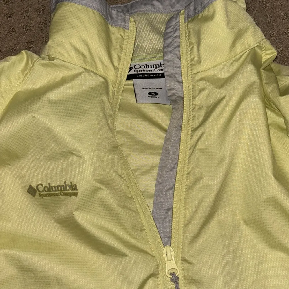 Women’s Columbia windbreaker - Image 2