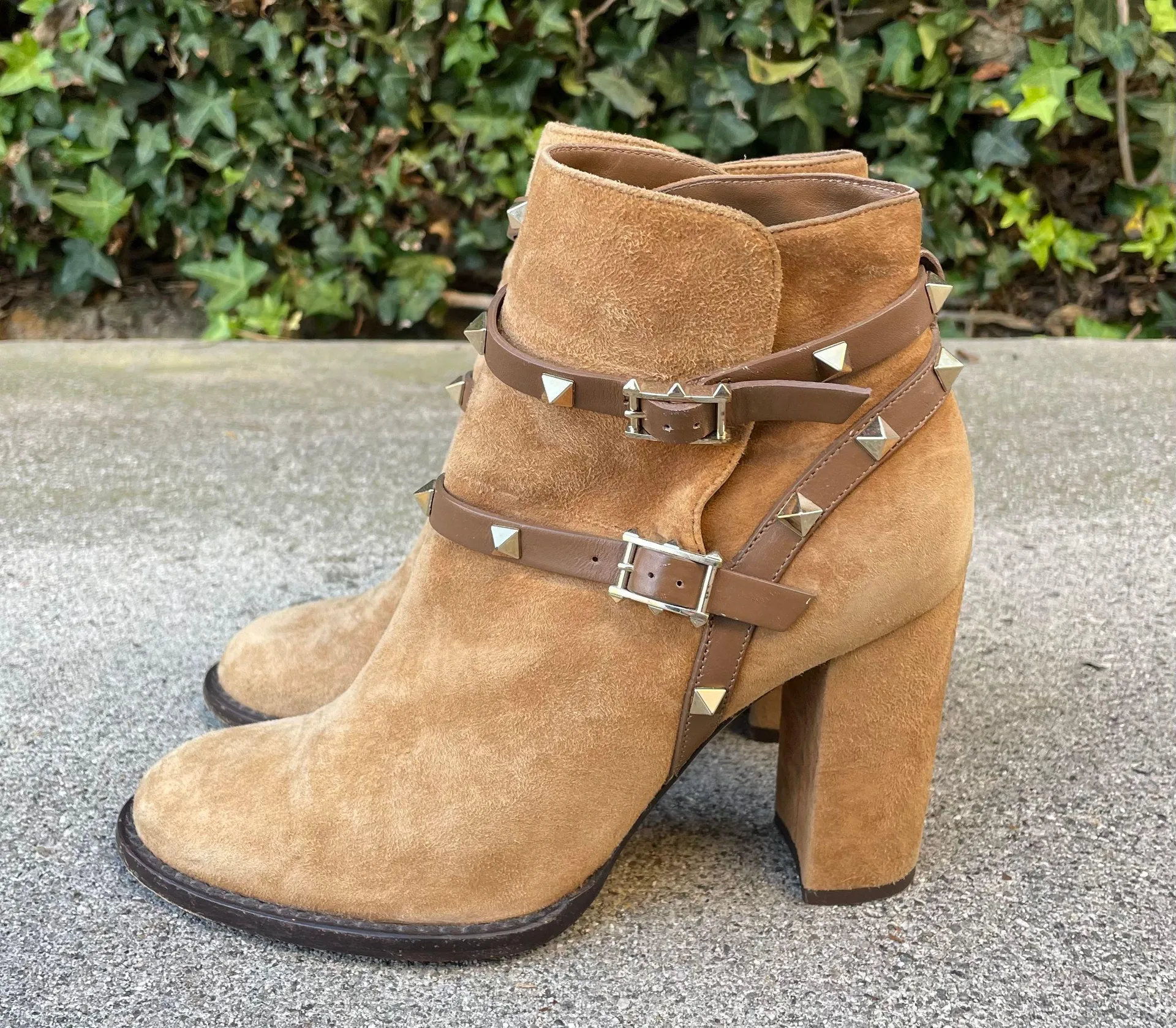 Valentino Garavani Valentino Rockstud 100mm double strap tan suede ankle boots size IT 37.5 US 7.5 - Image 5