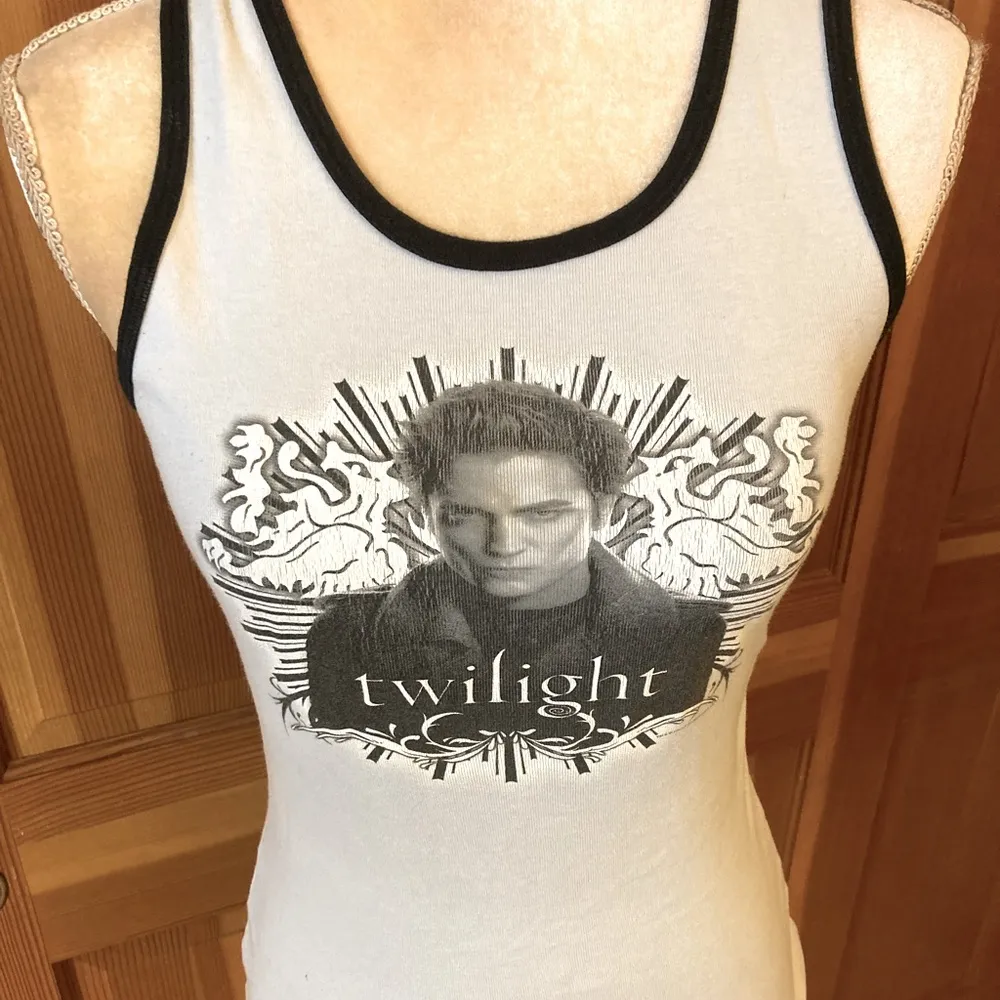 Extremely RARE Collectors Original 2008 Twilight Saga “Edward Cullen” Tank Blue Size M - Image 3