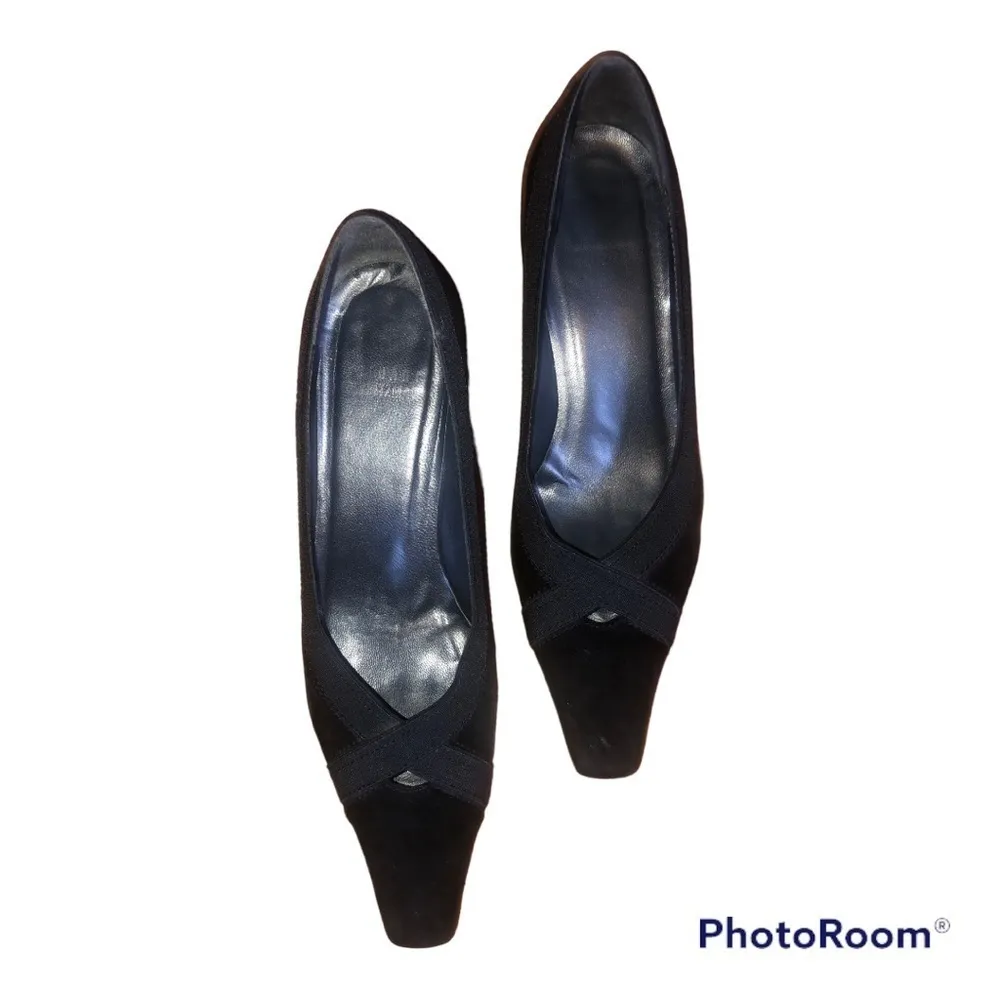 𝅺Stuart Weitzman Black Suede Russell Bromley Kitten Heels - Image 3