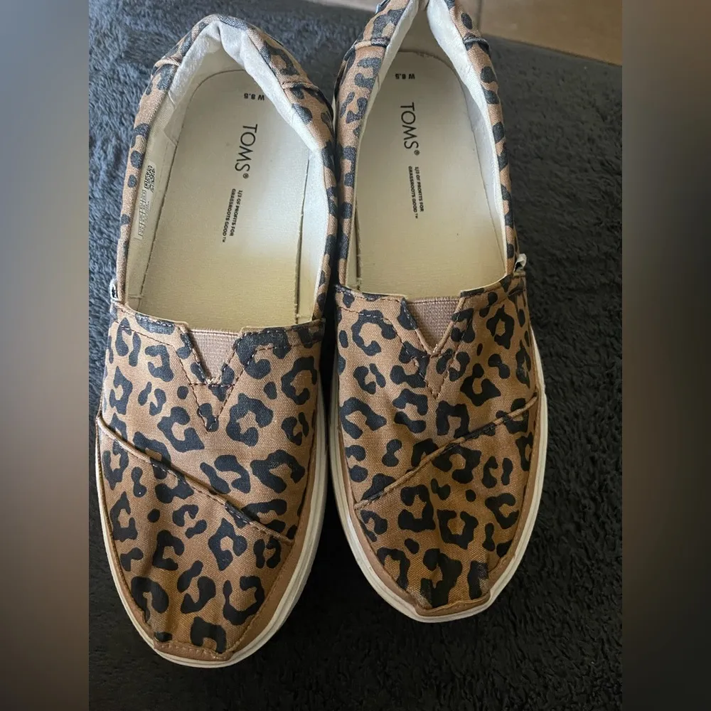 Toms Tan Leopard Print Slip-On Shoes SZ:8.5 - Image 2