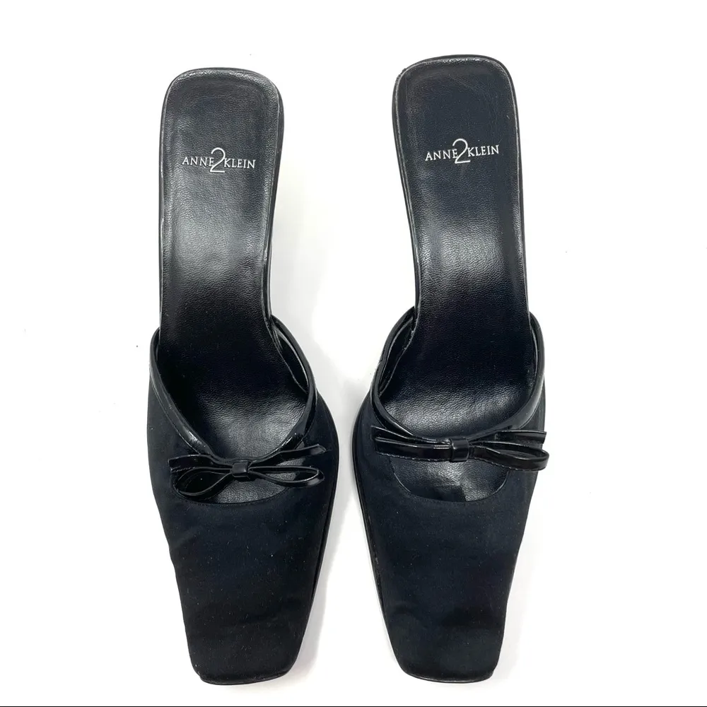 ANNE KLEIN 2 black fabric heeled mules, size 7.5 - Image 4