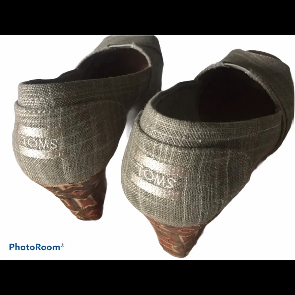 TOMS Metallic Linen Printed Cork Wedge - Image 4