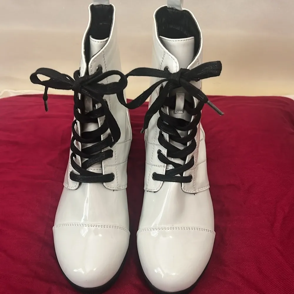 Wild Diva White 7 Eye Lace Up Patent Leather  Chunky Heel Boots Size 7 - Image 14