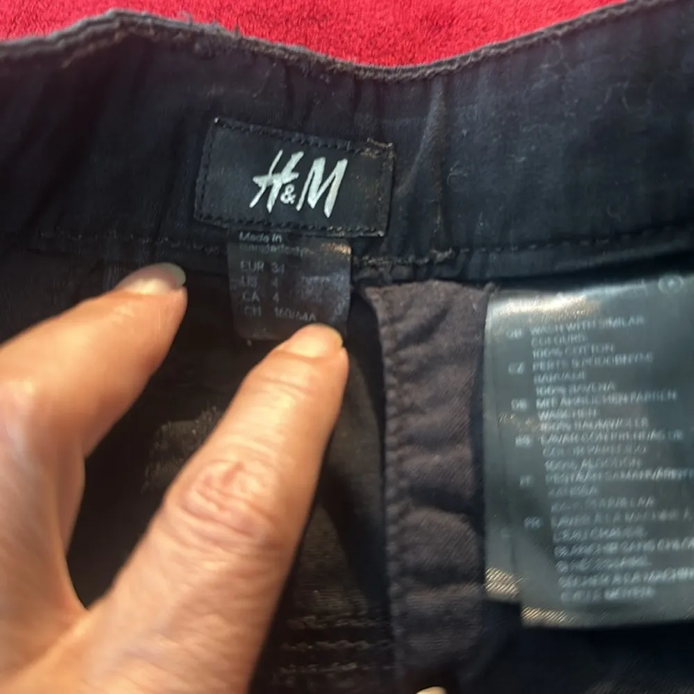 H&M black linen shorts. - Image 3