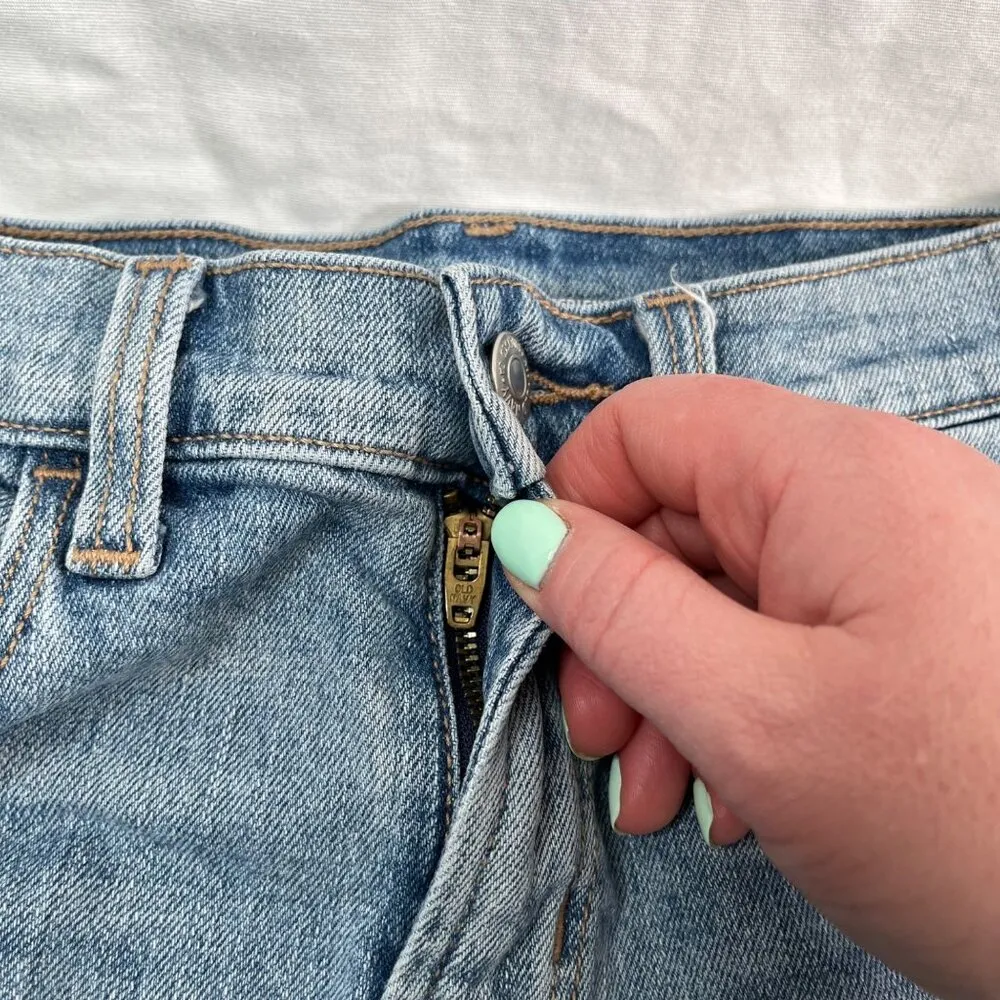 Old Navy Boyfriend Mid Rise Denim Jean Shorts Size 0 Medium Wash - Image 7