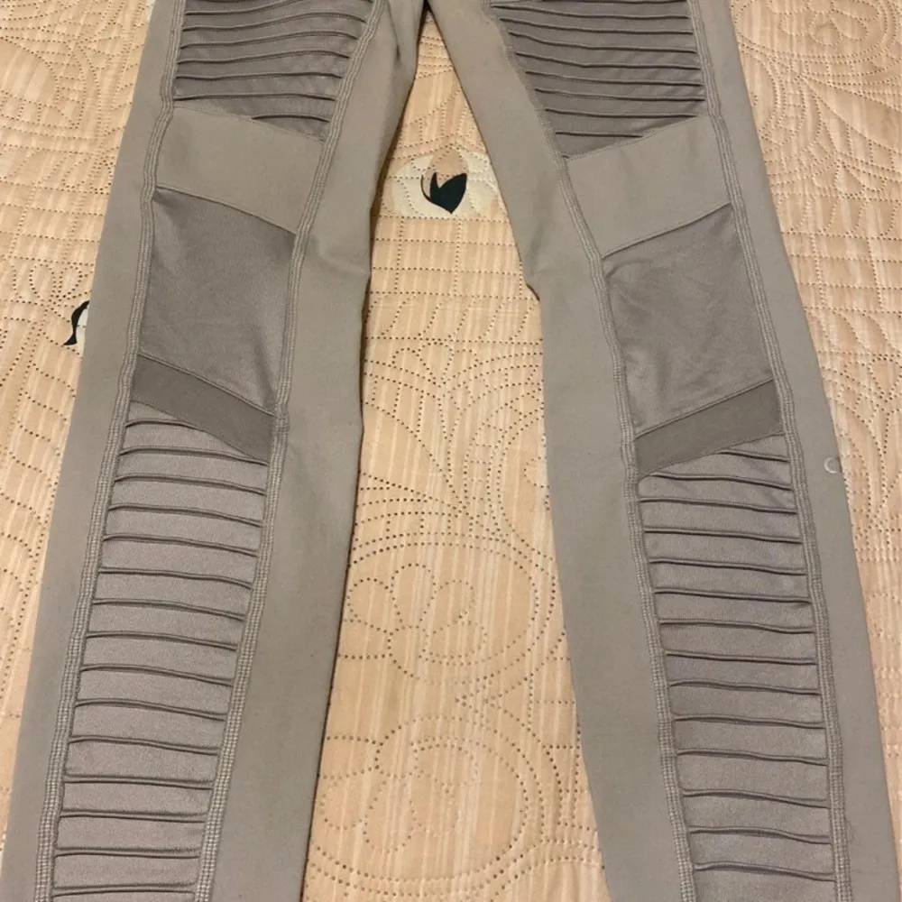 ALO YOGA Moto Leggings Grey XS - Image 9