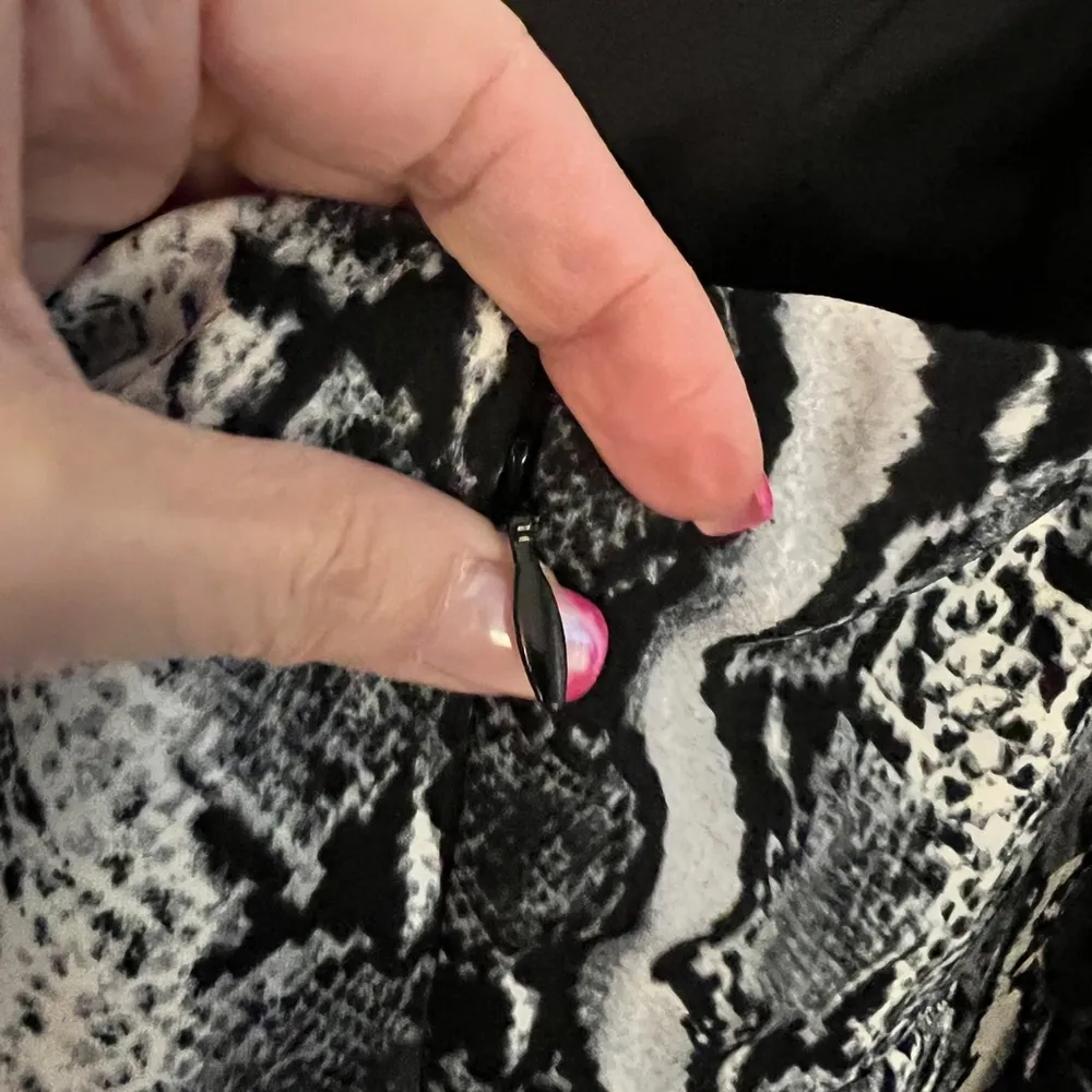 JUMP APPAREL 2X Gray Black Sexy Snake Print Strapless Dress - Image 8