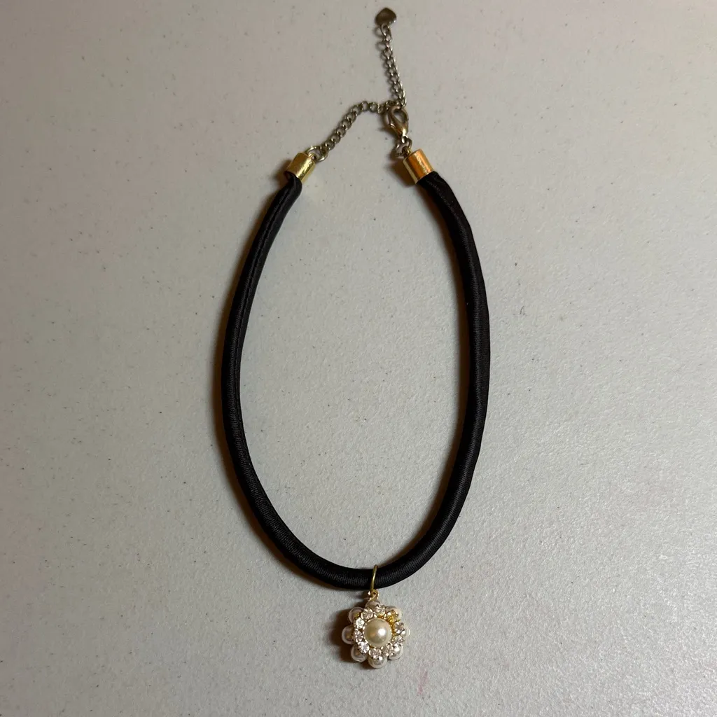 Elegant Rhinestone and Pearl Flower Pendant Choker Necklace Black - Image 2