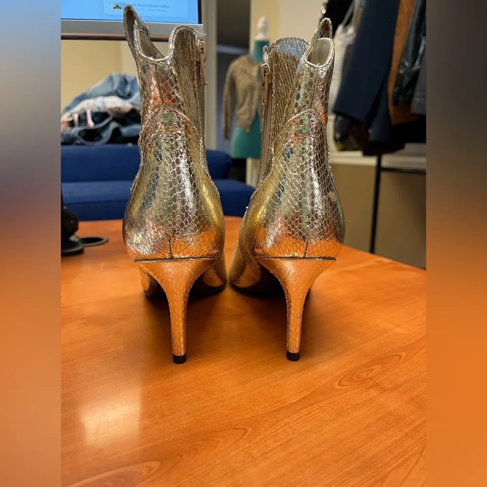 Guess Women’s Metallic Embossed Snakeskin Pointed Toe Heeled Ankle Boots Size 9M - Image 5