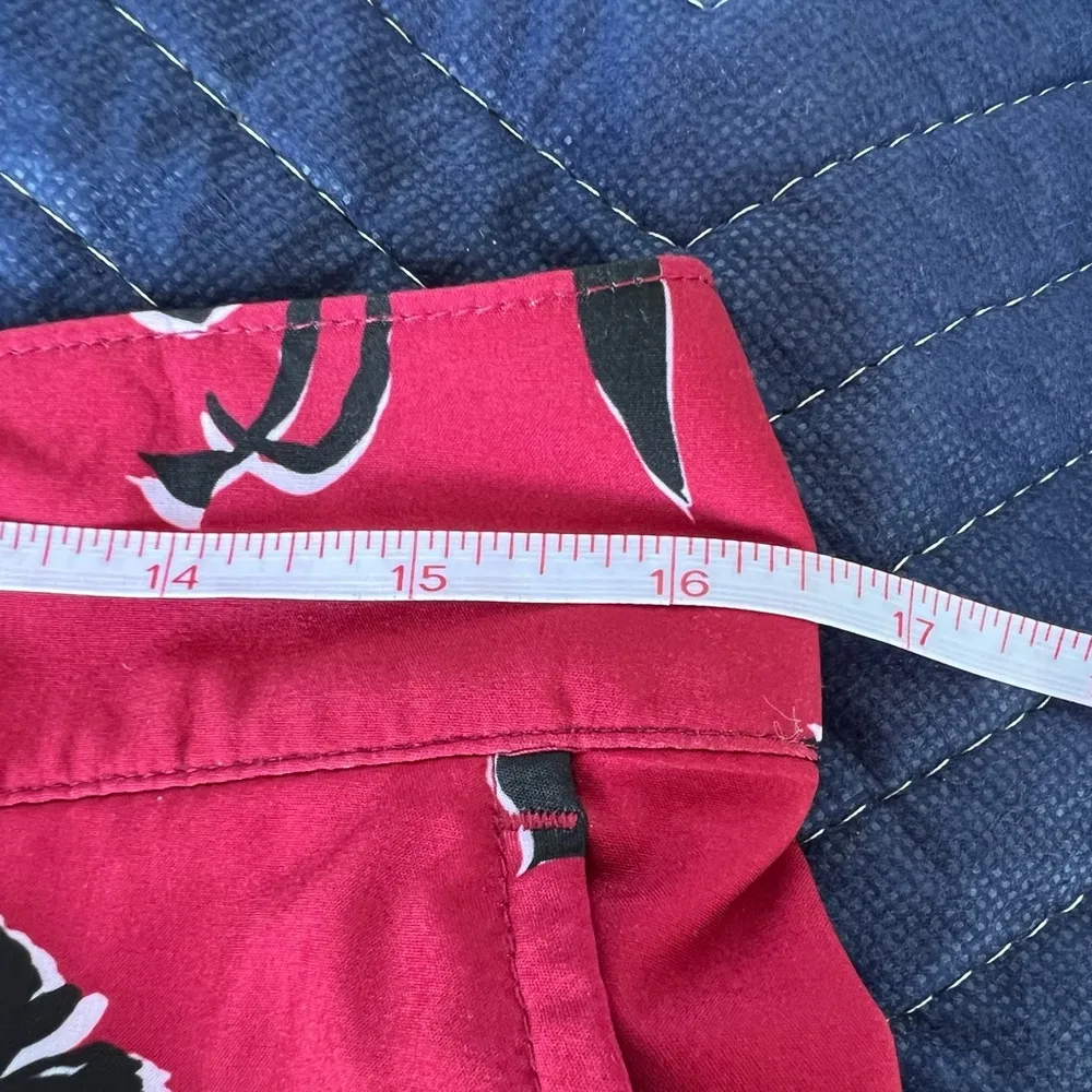 Izod golf women’s skort. Black/red floral. Size 6 - Image 9