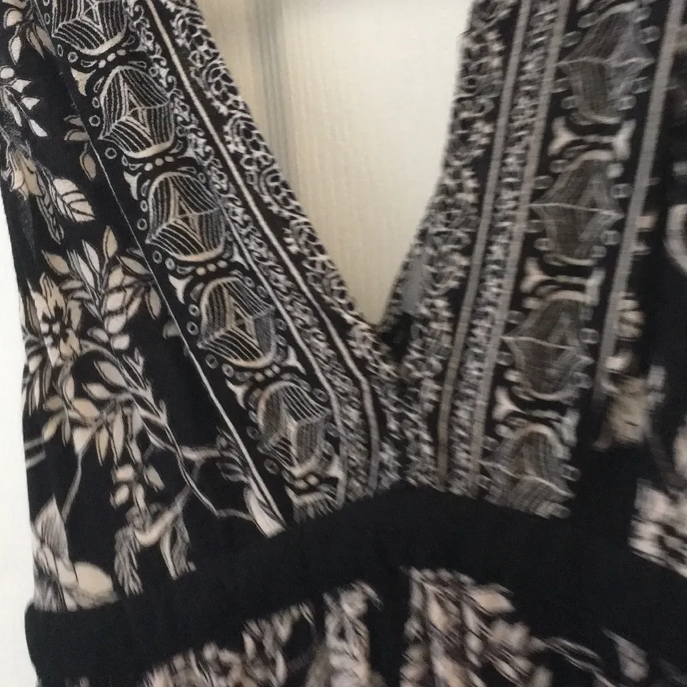 FINAL MARKDOWN LADIES’ Angie V-neck Dress (M) - Image 3