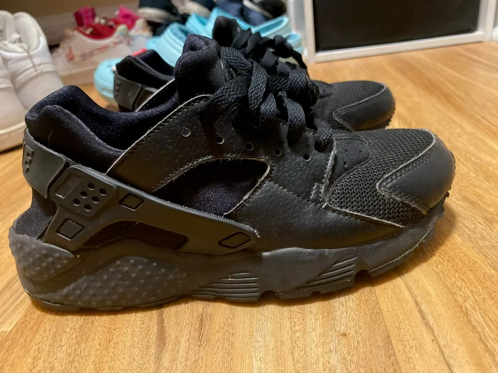 Nike Black Huaraches - Image 2