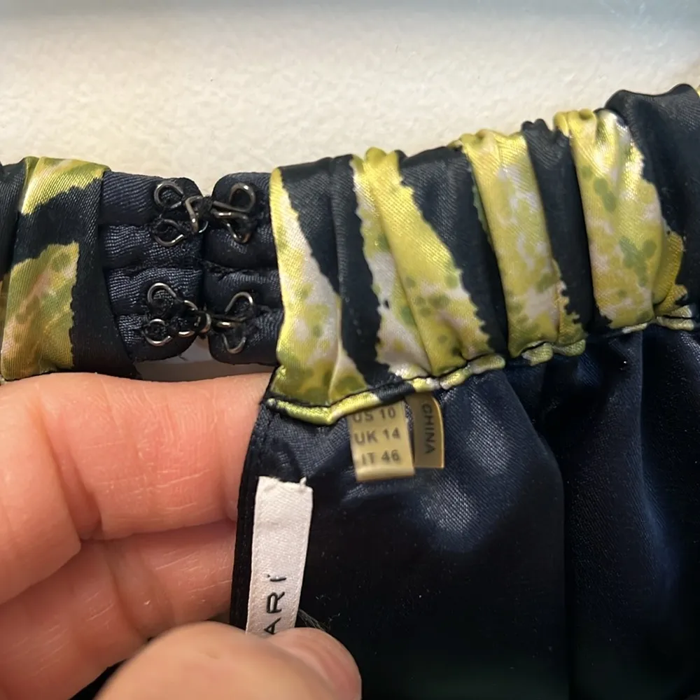 T Tahari LIKE NEW “Lauren Dress” black sleeveless dress Sz 10 midi keyhole - Image 6