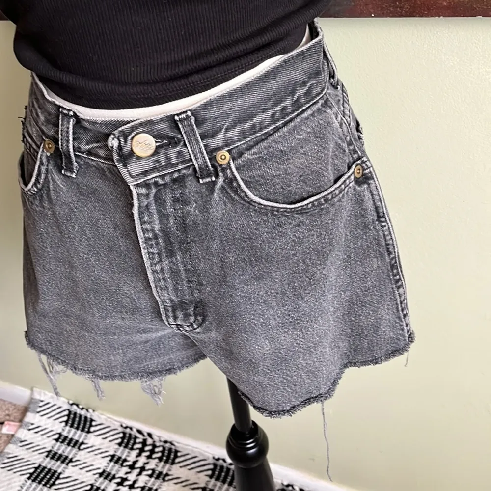 βοΈ Vintage Chic Retro distressed high rise black cutoff 2β inseam Jean shorts Size undefined - Image 4