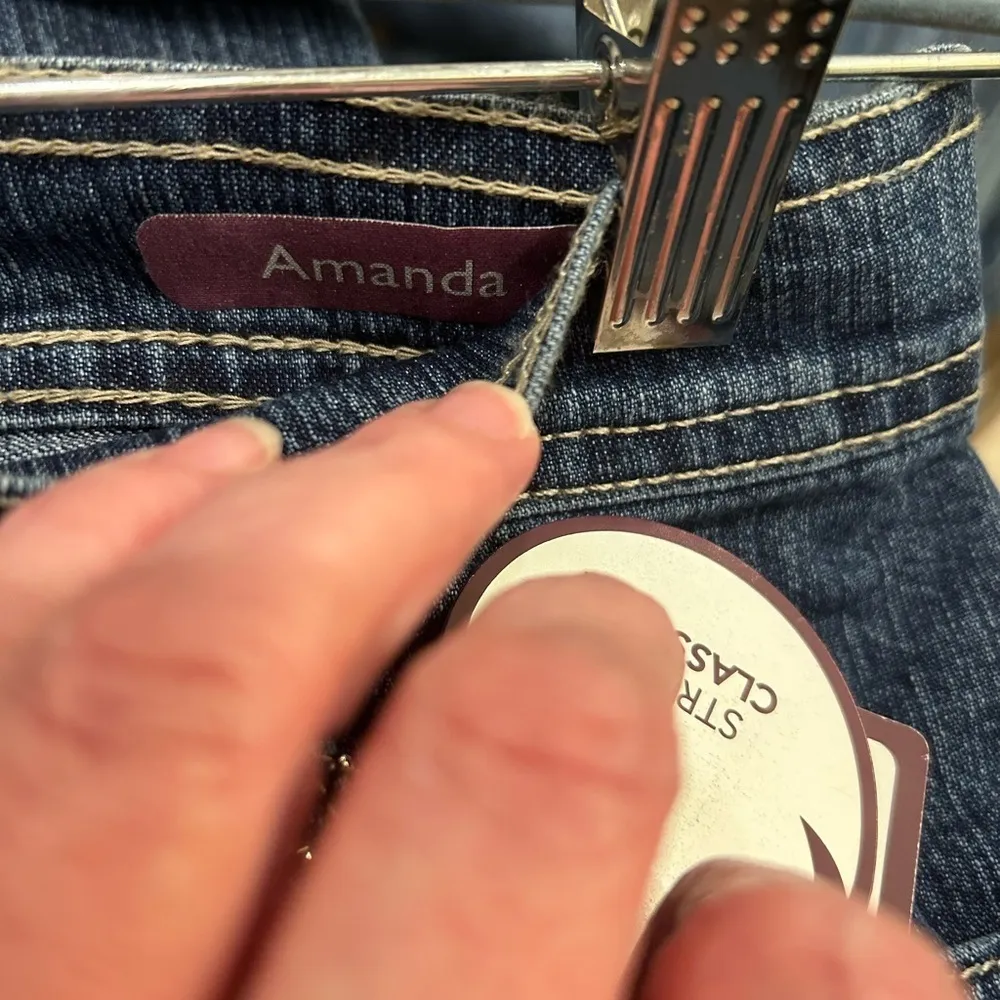 NWT Gloria Vanderbilt Amanda Stretch Jeans - Size 10P - Image 6