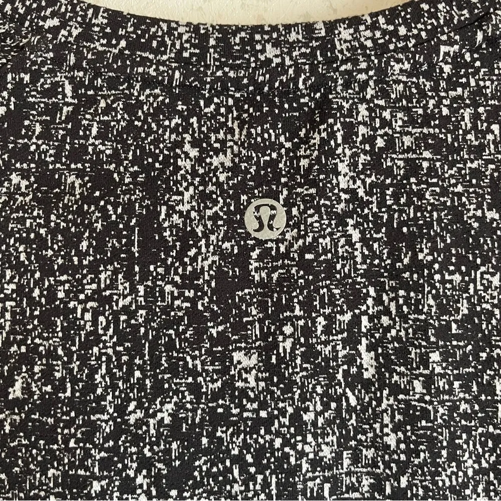 Lululemon Extra Mile Long Sleeve Black & White Running Top with Pocket Women’s 6 - Image 10