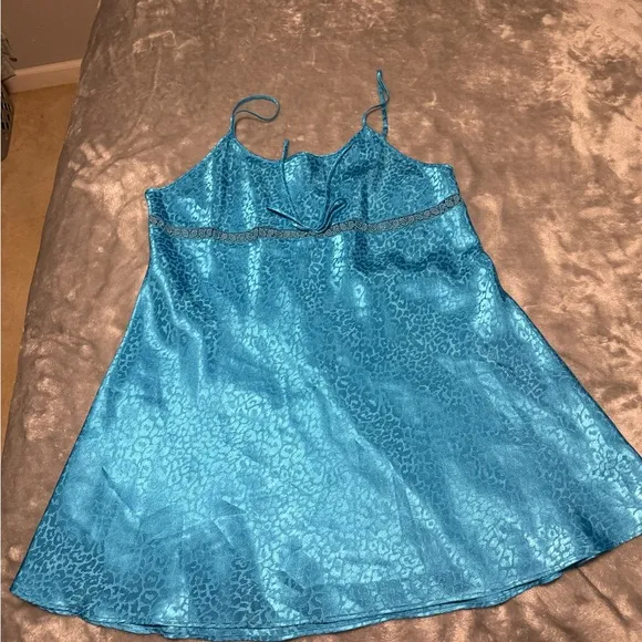 Vintage 90s/Y2K Blue Satin Chemise with Lace Overlay and Spaghetti Straps Size L - Image 1