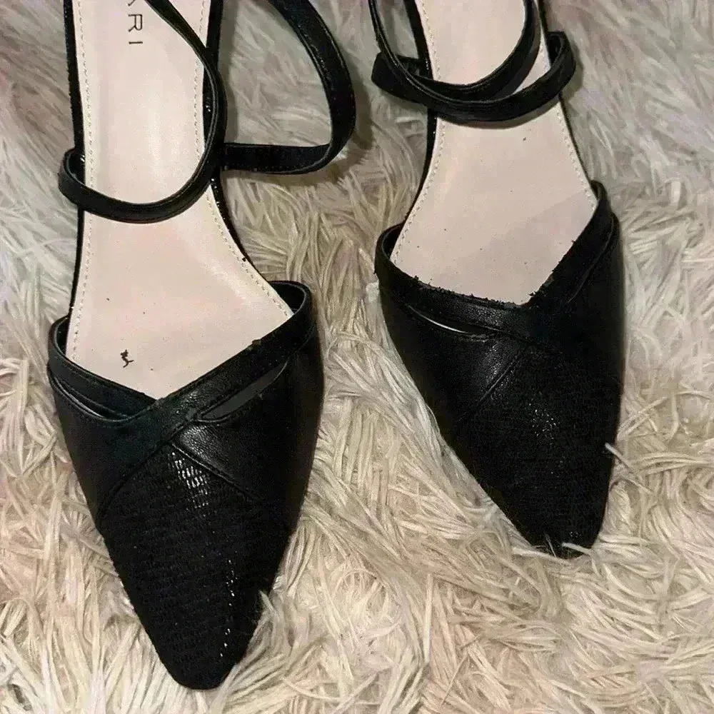 Tahari  black strappy heel - Image 3