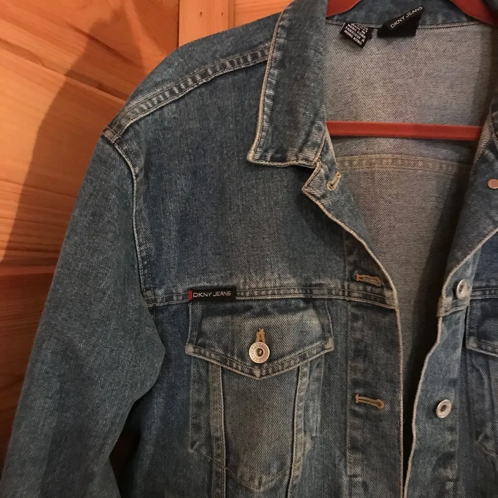 VINTAGE BLUE DKNY JEANS LOGO GRAPHIC DENIM JACKET - Image 4