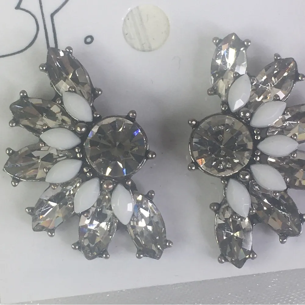 New BP Nordstrom crystal stud earrings floral fan white clear silver tone - Image 2