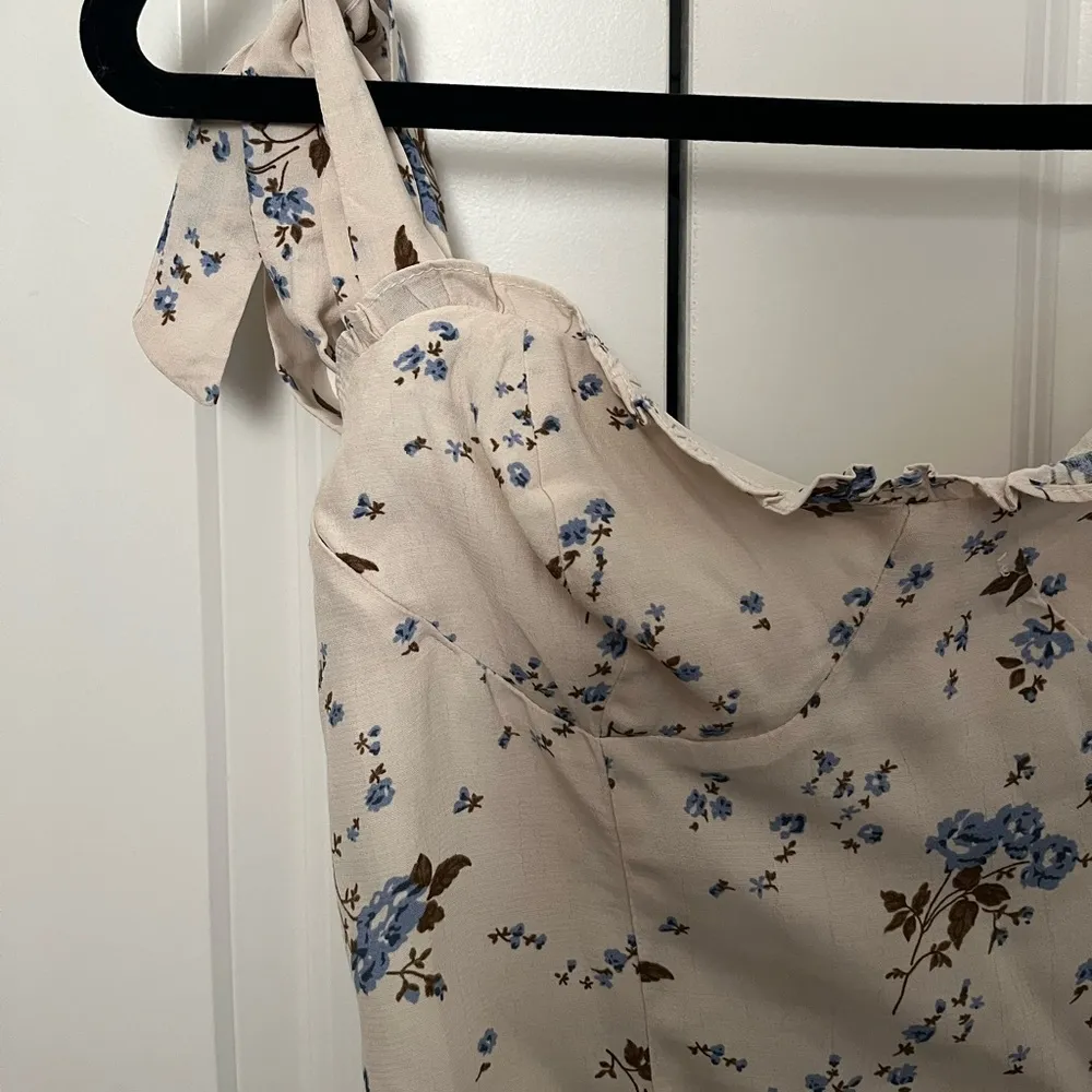 ASTR The Label Cream Shoulder Tie Dress Top with Blue and Brown Floral Print - Image 4