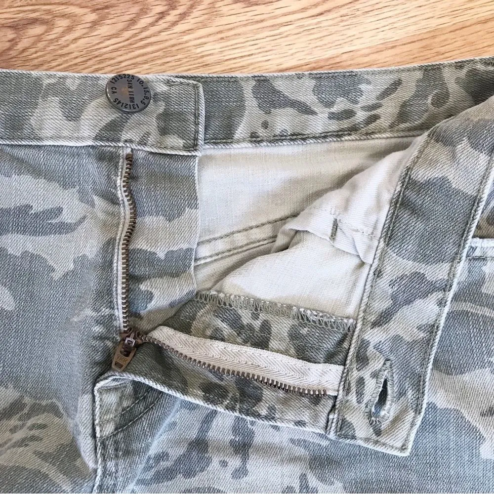 CURRENT/ELLIOTT The Boyfriend Short Cutoffs Broken Camo Print‎ Frayed Sz 28 - Image 7