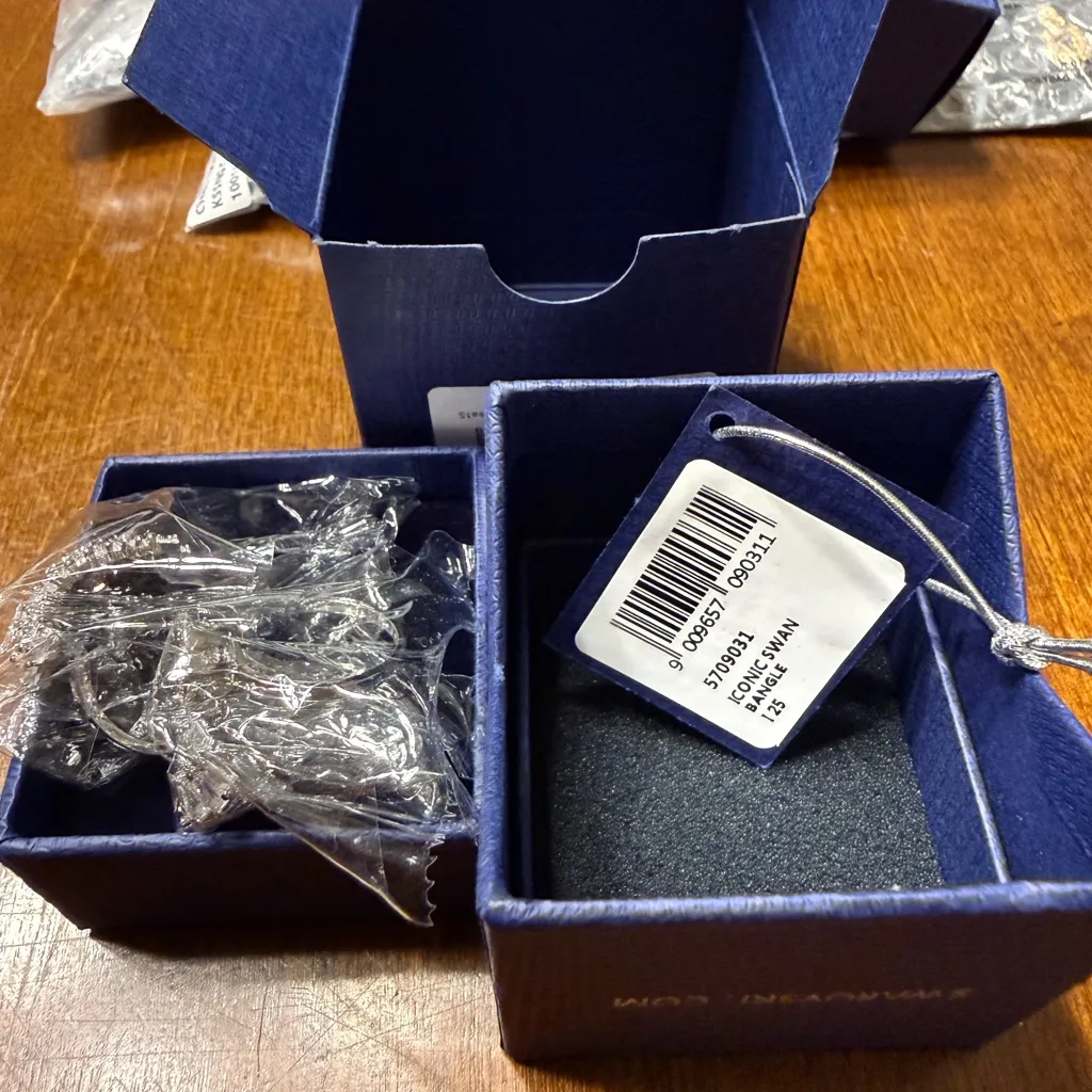 NEW Swarovski Idyllia ring Set (3) Mixed cuts Shell White Rhodium plated size 7 - Image 5