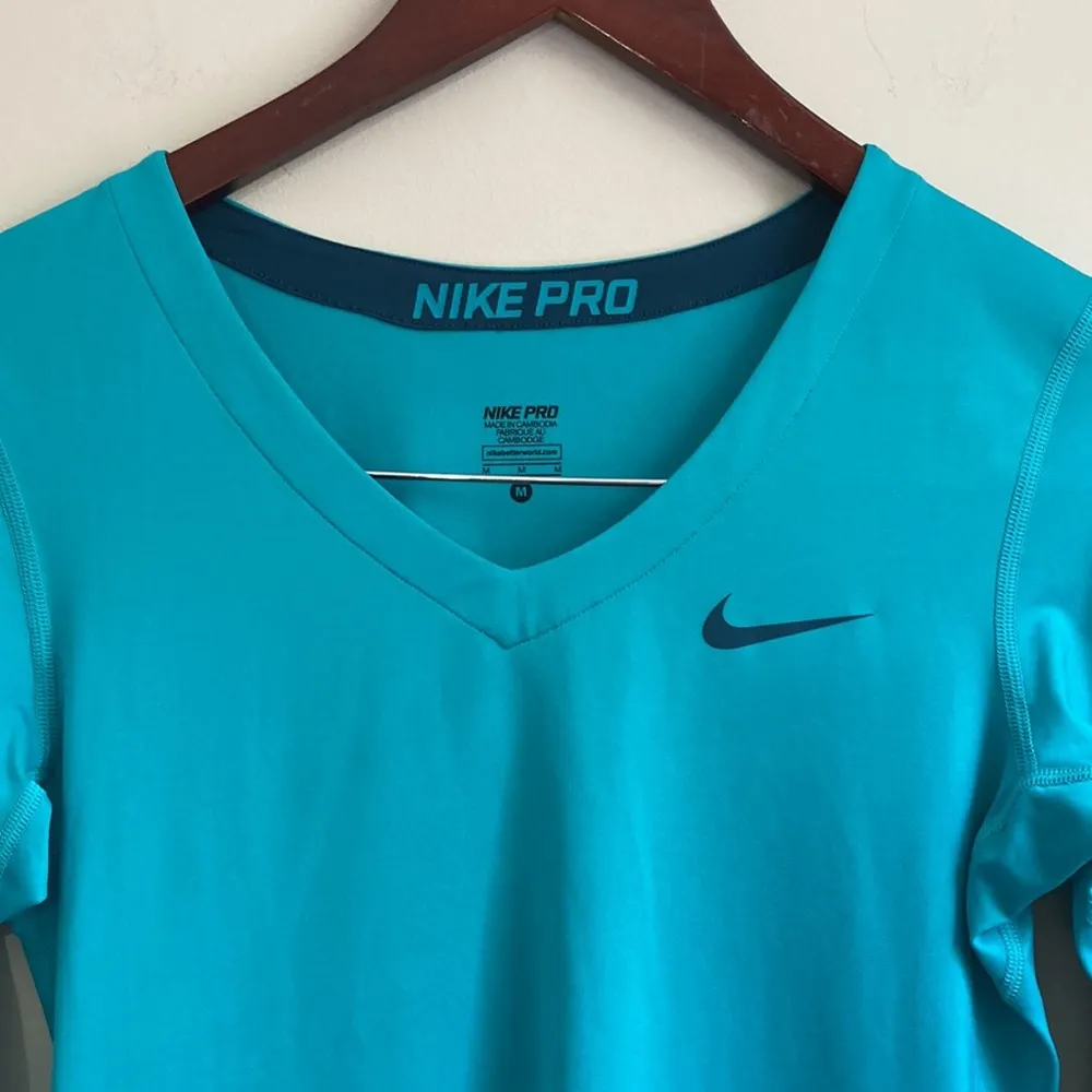 Pro Women’s Fitted Long Sleeve Activewear Top Size Medium - Image 2