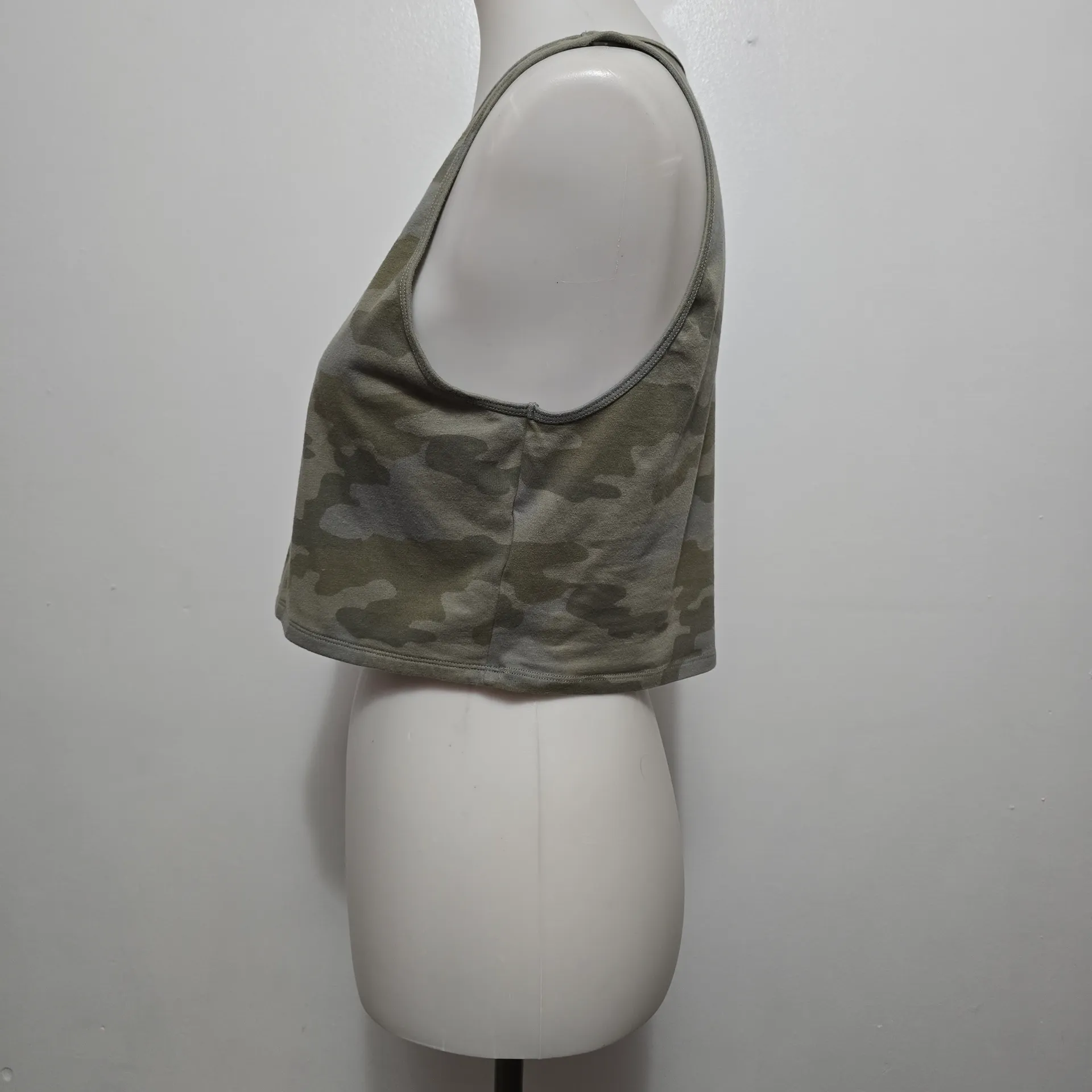 American Eagle Green Camo High Neck Cropped Tank Top Size XL - Image 3