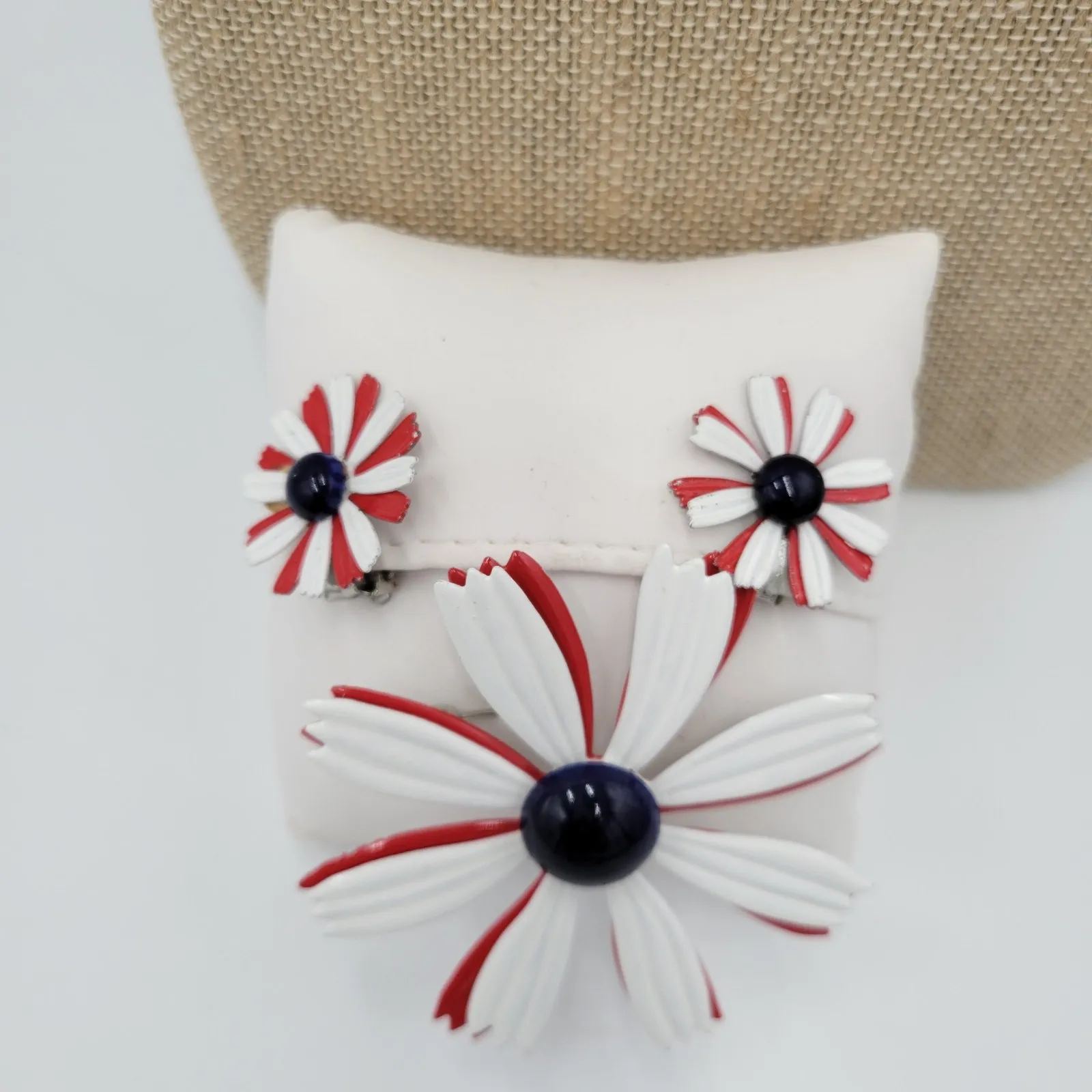 Womens Jewelry‎ Set White Red Cute Enamel Daisy Flower Pin and Earrings Set - Image 6