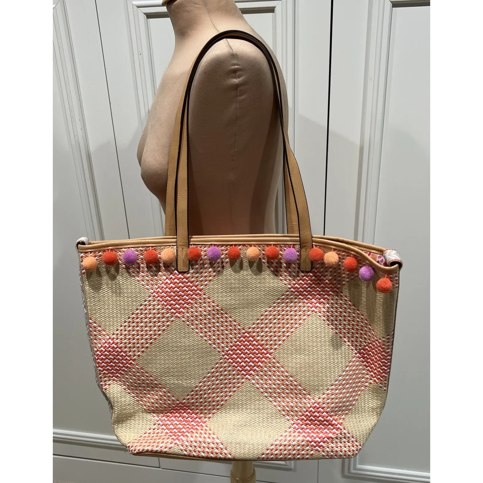 Vera Bradley Beach Bag Pom Pom Straw Woven‎ Vacation Tote Bag Pink Coral Fiesta - Image 3