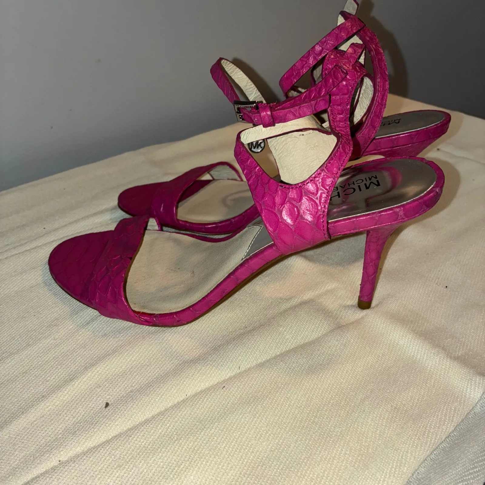 Michael Kors Womens 6.5M Kaylee Mid Fuschia Embossed Leather‎ Ankle Strap Heels - Image 3