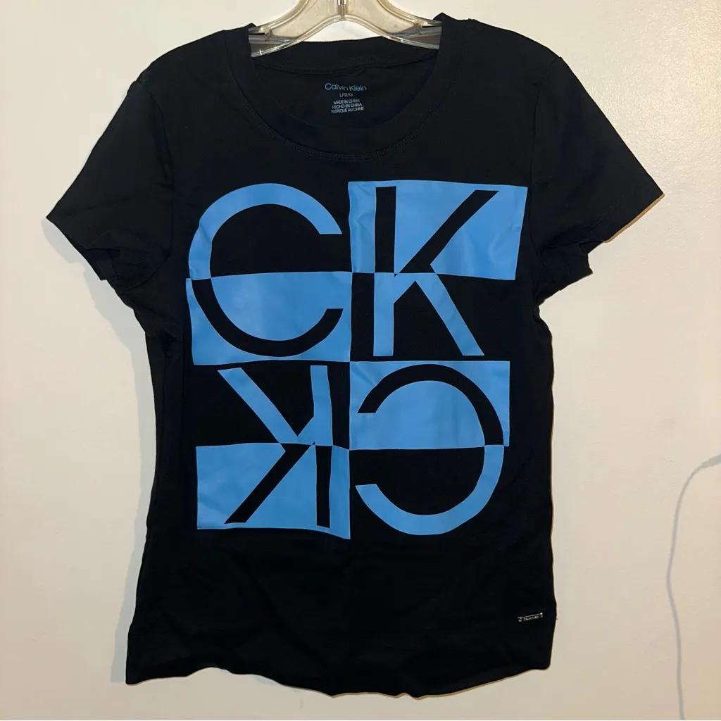 Calvin Klein Women's crew neck shirt with baby Blue Graphic size Large - Image 2