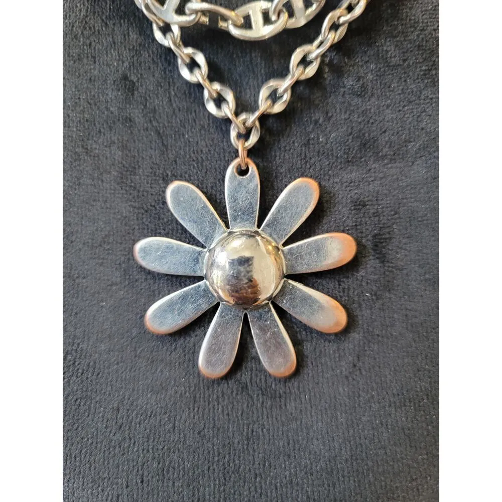 Women's Lightweight Silver Necklace With Twisted Mariner Link Chain Design - Image 5