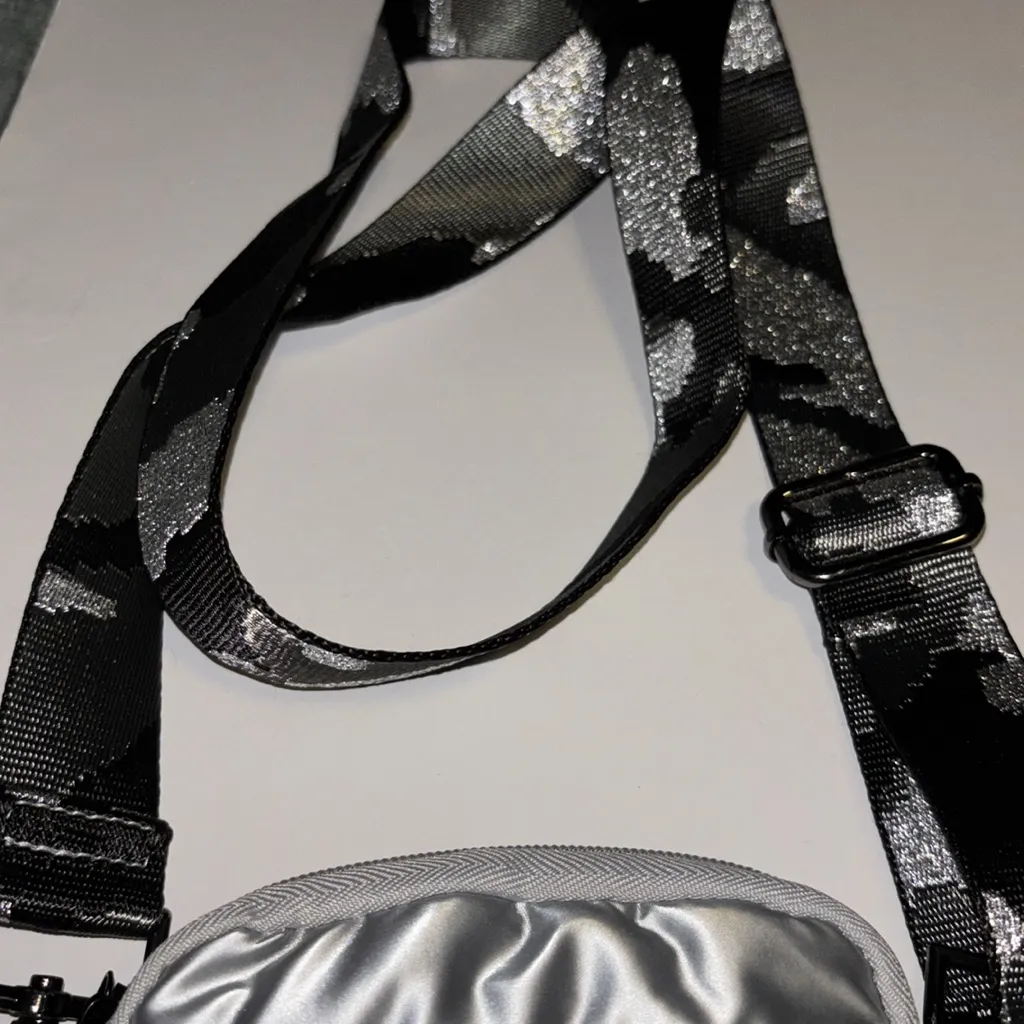 SILVER PUFF STYLE CROSSBODY GREAT SIZE HOLDS PHONE AND MORE FUN COLORFUL STRAP - Image 4